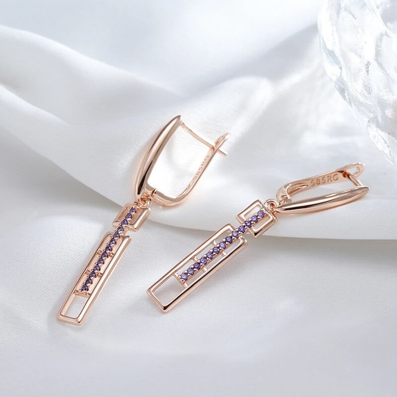 Boucles d'oreilles pendantes zircons mauves, bijou en plaqué or rose et en zircons naturels