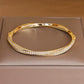 Bracelet torsadé, bijou en alliage plaqué or et en zircons naturels