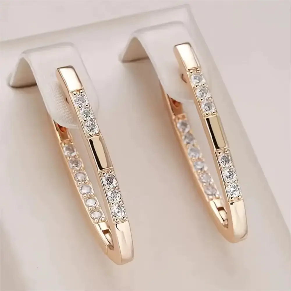 Boucles d'oreilles anneaux en V et zircons blancs, bijou en plaqué or rose et en zircons naturels