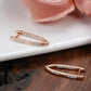 Boucles d'oreilles anneaux en V et zircons blancs, bijou en plaqué or rose et en zircons naturels