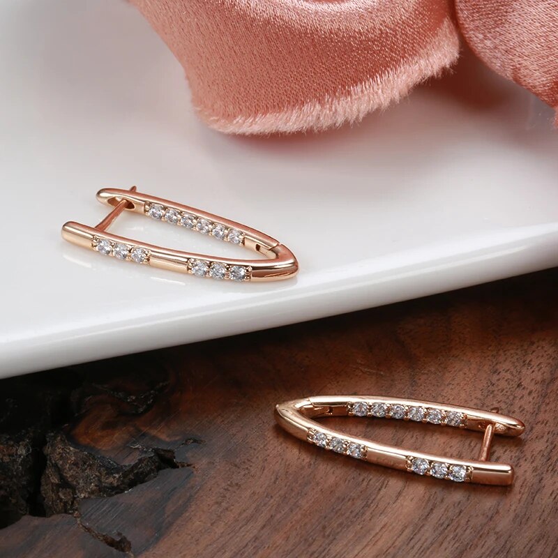 Boucles d'oreilles anneaux en V et zircons blancs, bijou en plaqué or rose et en zircons naturels