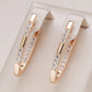 Boucles d'oreilles anneaux en V et zircons blancs, bijou en plaqué or rose et en zircons naturels