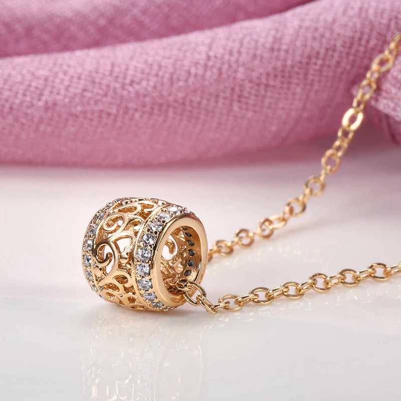 Collier pendentif exotique et ajouré, bijou en plaqué or rose et en zircons naturels